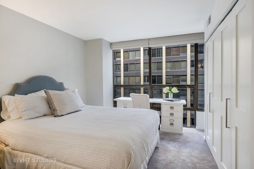 230 E Ontario St, Unit 1803 in Chicago, IL - Building Photo