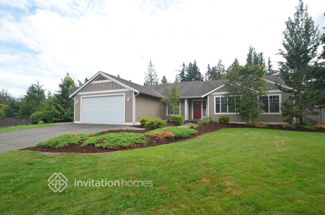 13016 73rd Ave Ct E in Puyallup, WA - Foto de edificio