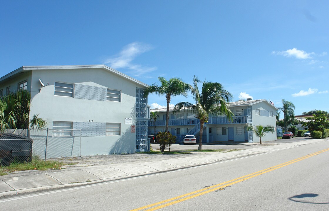 Lake Worth Villas in Lake Worth, FL - Building Photo