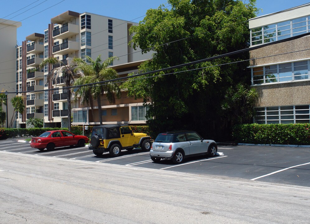 9880 W Bay Harbor Dr in Bay Harbor Islands, FL - Building Photo
