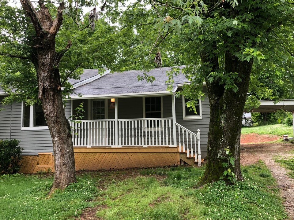 144 Beech Hill Dr in McMinnville, TN - Building Photo