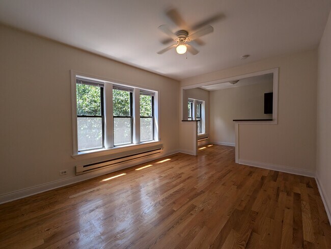 3832 N Fremont St, Unit #3831-217 in Chicago, IL - Building Photo - Building Photo