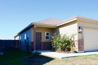 14615 Stirrup Trce in Elmendorf, TX - Building Photo - Building Photo