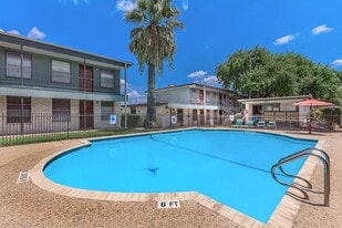 Leon Trace Apartments in San Antonio, TX - Building Photo