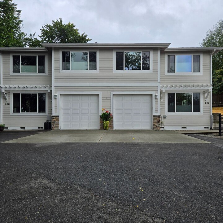1102 Kirkland Ave in Kirkland, WA - Building Photo