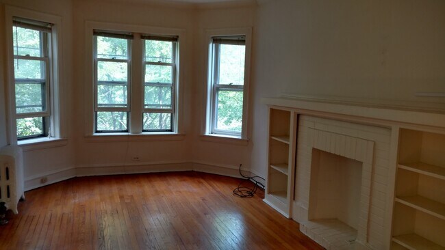 property at 2633 W Ainslie St