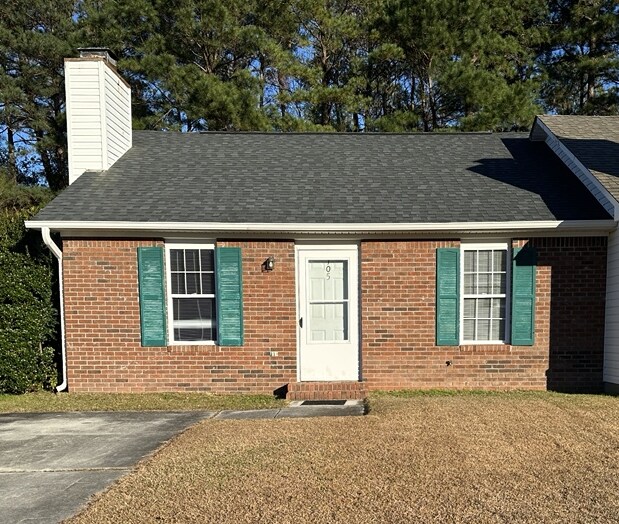 105 Live Oak Ct in Jacksonville, NC - Building Photo