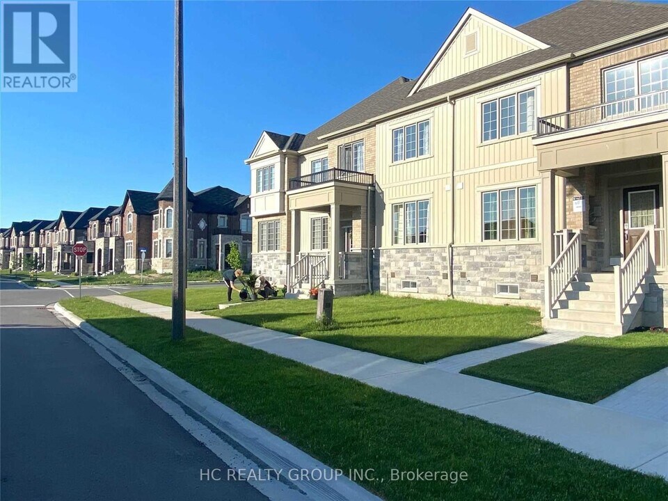 33 Carratuck St in East Gwillimbury, ON - Building Photo