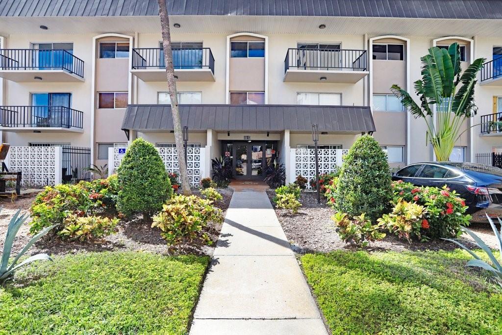 4610 W Gray St in Tampa, FL - Building Photo