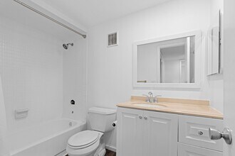 470 Executive Center Dr in West Palm Beach, FL - Building Photo - Building Photo