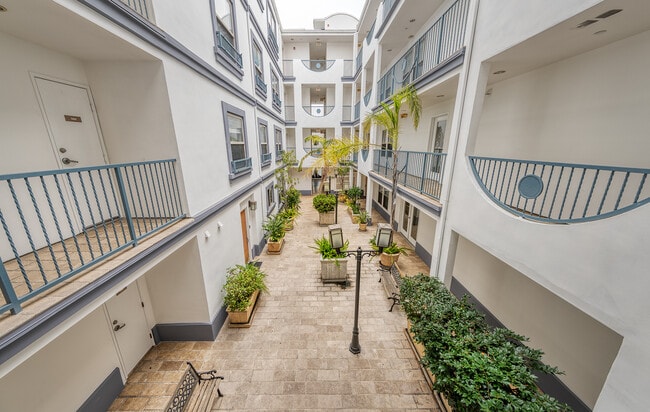 1621 Barry Ave, Unit 1621 Barry Ave. #203 in Los Angeles, CA - Foto de edificio - Building Photo