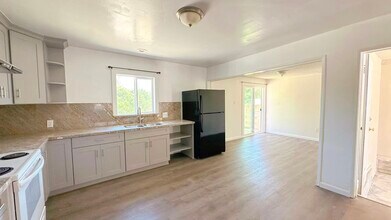 215 Odessa Ave in Pittsburg, CA - Building Photo - Building Photo