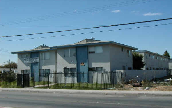 2115 N Santa Fe Ave in Compton, CA - Building Photo