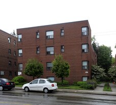 2690 Bloor St W in Toronto, ON - Building Photo