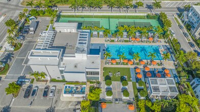10330 NW 68th St in Doral, FL - Building Photo - Building Photo