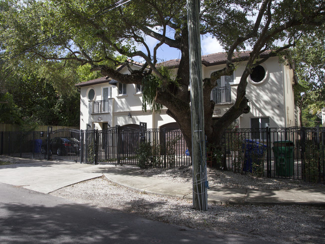 2924 Center St in Coconut Grove, FL - Foto de edificio - Building Photo