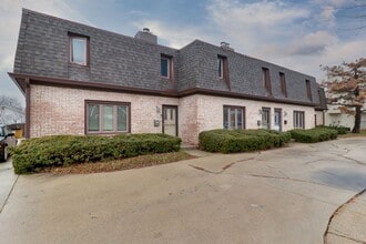 321 S Towanda Ave in Normal, IL - Foto de edificio - Building Photo