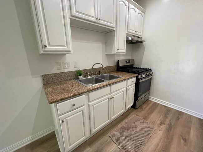 Carlton Park Apartments in Bellflower, CA - Foto de edificio - Building Photo