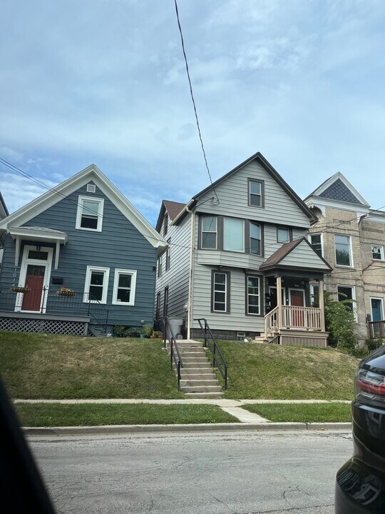 1016 E Pearson St, Unit 1018 in Milwaukee, WI - Building Photo