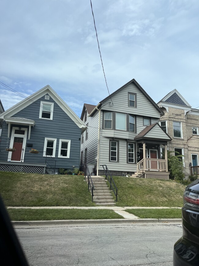 1016 E Pearson St, Unit 1018