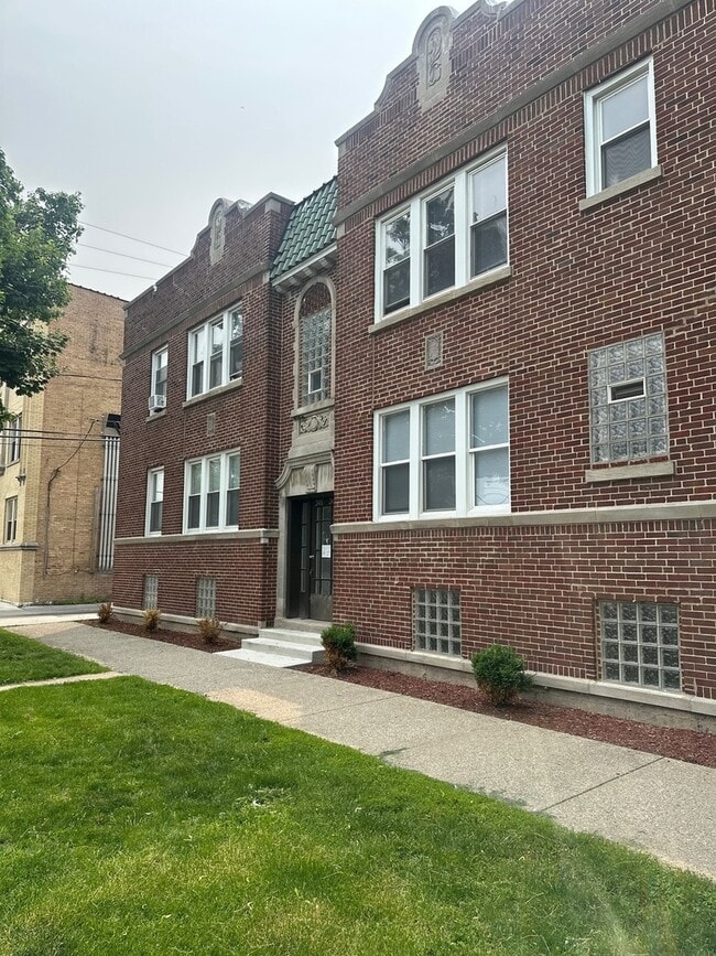 property at 2422 N Kilbourn Ave