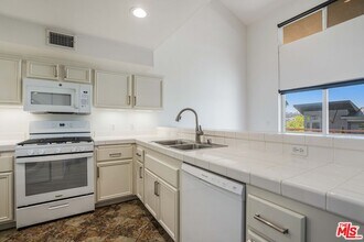 13200 Pacific Promenade in Los Angeles, CA - Foto de edificio - Building Photo