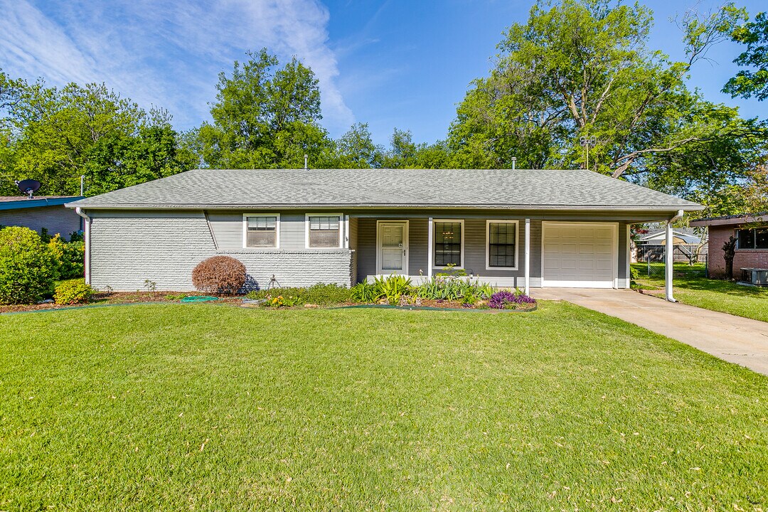 1104 Sproles Dr in Benbrook, TX - Building Photo