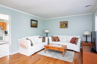176 Underwood Dr in East Hampton, NY - Building Photo - Building Photo