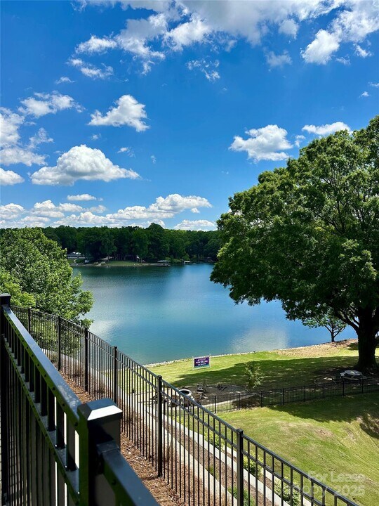 4455 Reed Crk Dr in Sherrills Ford, NC - Building Photo