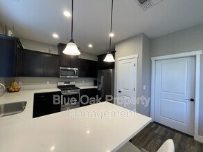 2874 Pin Oak Ln in Chico, CA - Building Photo - Building Photo
