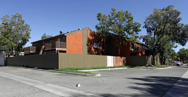 Arrow Wood Apartments in Fontana, CA - Foto de edificio - Building Photo