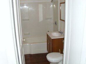 214 E Walker St in Macomb, IL - Building Photo - Building Photo