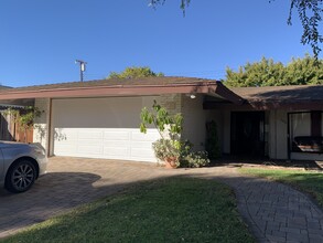 5474 Berkeley Rd in Santa Barbara, CA - Foto de edificio - Building Photo