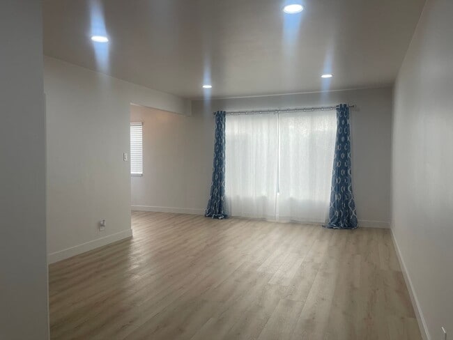 1250 E Ocean Blvd in Long Beach, CA - Building Photo - Building Photo