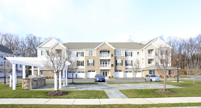 Newtown Woods Phase II in Newtown, CT - Foto de edificio - Building Photo