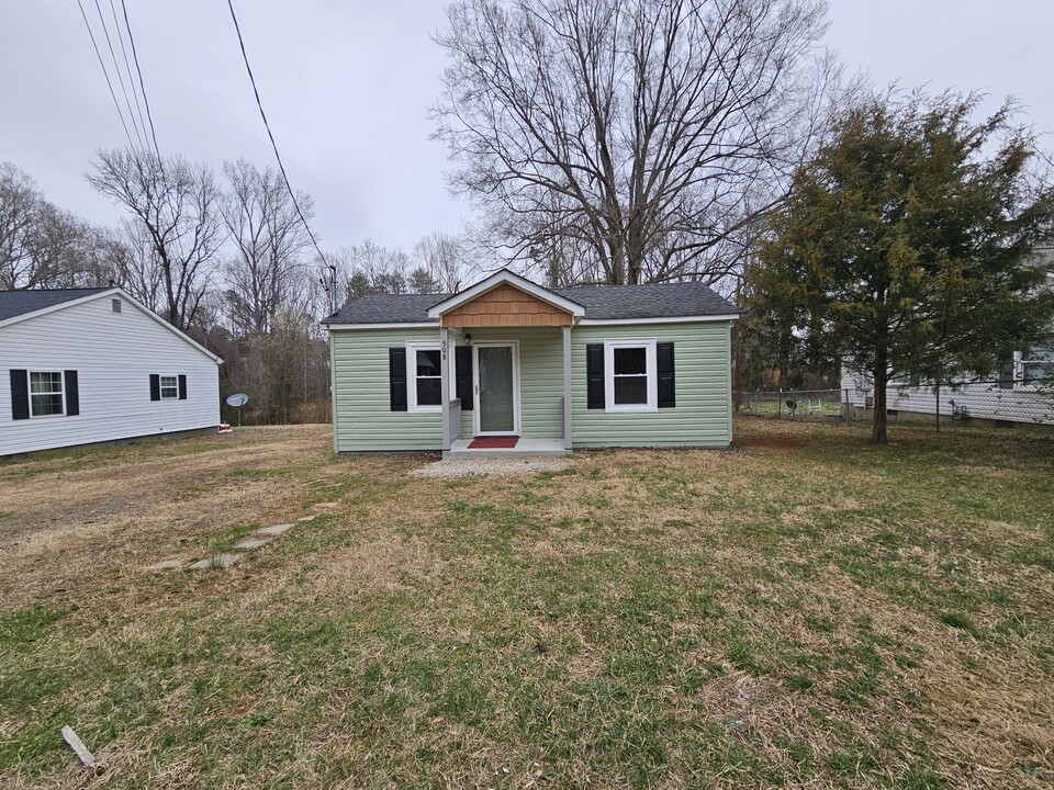 508 North Dr in Cherryville, NC - Foto de edificio