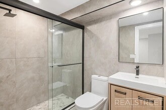 Stunning Spacious 2 Bed Garden Apt!, Unit 1 in Brooklyn, NY - Foto de edificio - Building Photo