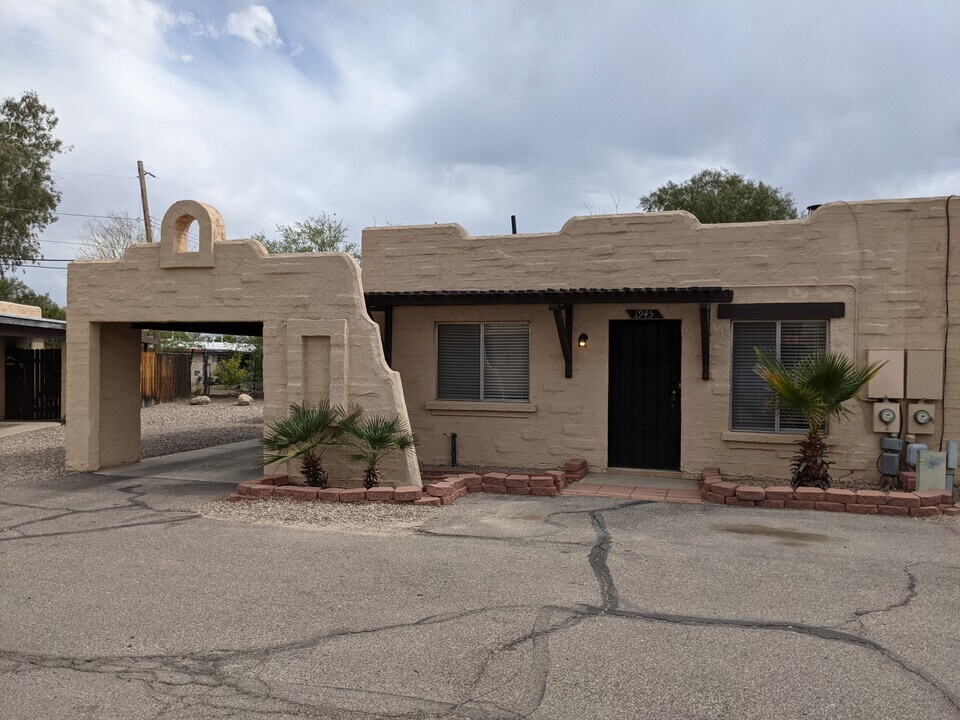 1945 W La Osa Dr in Tucson, AZ - Building Photo