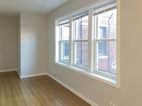 3709 N Sheffield Ave, Unit 305 in Chicago, IL - Building Photo - Building Photo