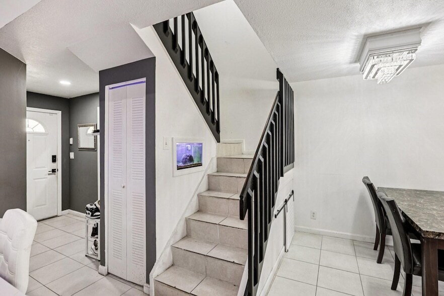 5843 Woodlands Blvd in Tamarac, FL - Building Photo