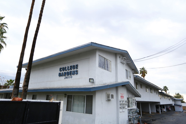 College Gardens in Bakersfield, CA - Foto de edificio - Building Photo