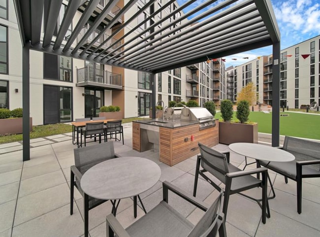 2155 N Elston Ave in Chicago, IL - Building Photo - Building Photo