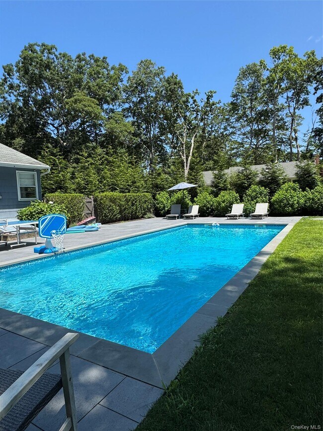 870 Noyack Rd in Southampton, NY - Building Photo - Building Photo