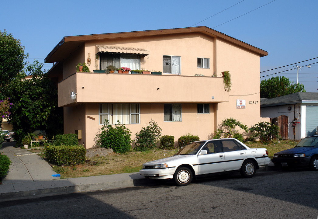 12317 Gale Ave in Hawthorne, CA - Building Photo