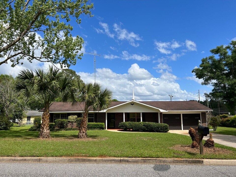 102 Victoria Dr in Enterprise, AL - Building Photo