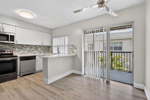 4409 Treehouse Ln in Tamarac, FL - Building Photo