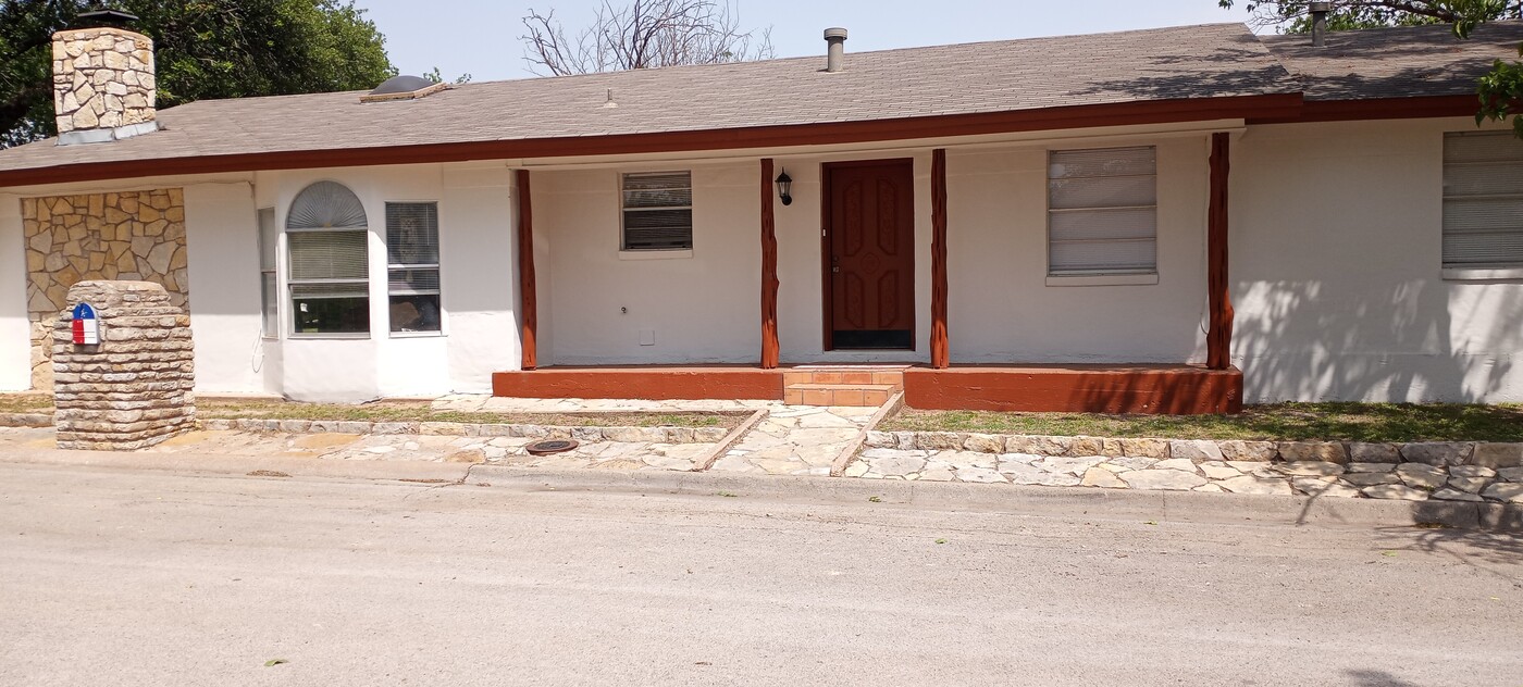 1005 Valley View St in Granbury, TX - Foto de edificio