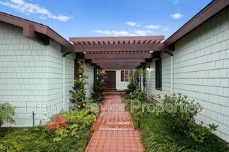 2250 Vista Grande Dr in Vista, CA - Building Photo - Building Photo