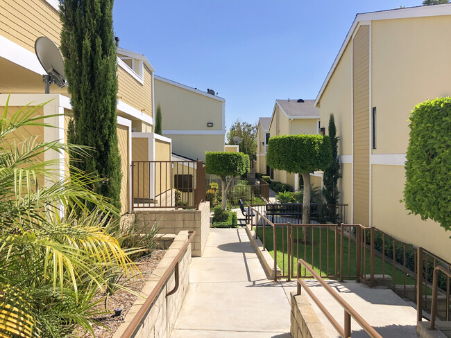 Ladera Vista Apartments in Lynwood, CA - Foto de edificio - Building Photo