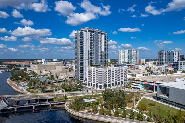 AER APARTMENTS in Tampa, FL - Foto de edificio - Building Photo